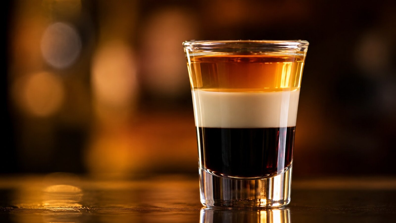 Geschichteter B52 Shot vor stark verschwommenem goldbraunem Licht