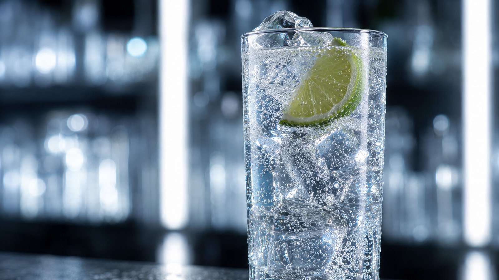 Vodka Soda im Neonlicht Vodka Soda im Glas vor farbigem Neonlicht